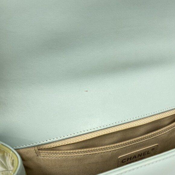 CHANEL Green Leather Shoulder Bag - Picture 9 of 15